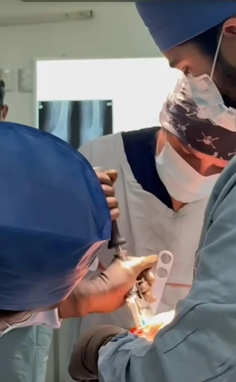 Dr. Luis Garibaldi en consultorio